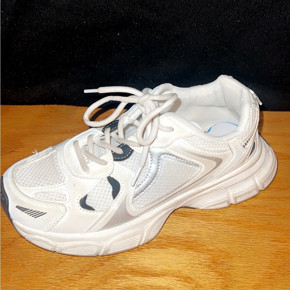 Women’s white gym shoes 7.5